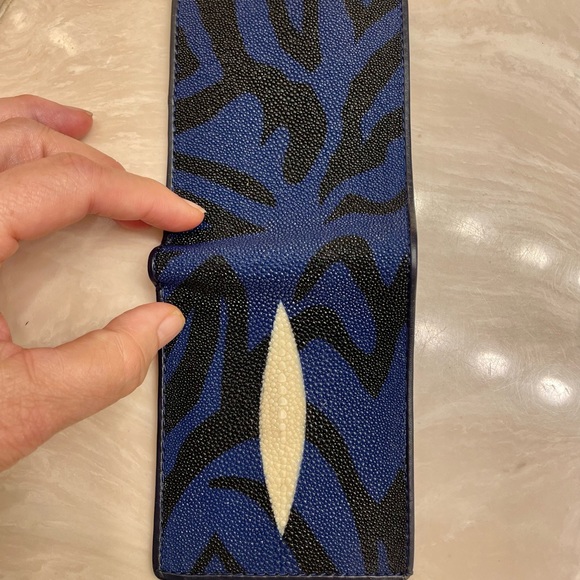 Pelgro tiger stripe stingray wallet always 100% authentic - Picture 3 of 6